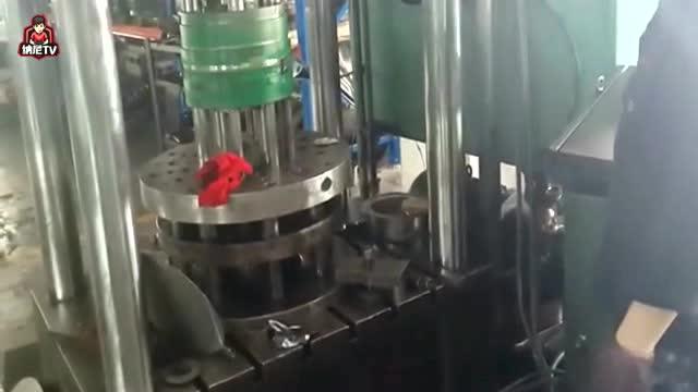 工廠實拍 一張鐵皮如何經(jīng)技術(shù)工人巧手變身為實用鐵盆